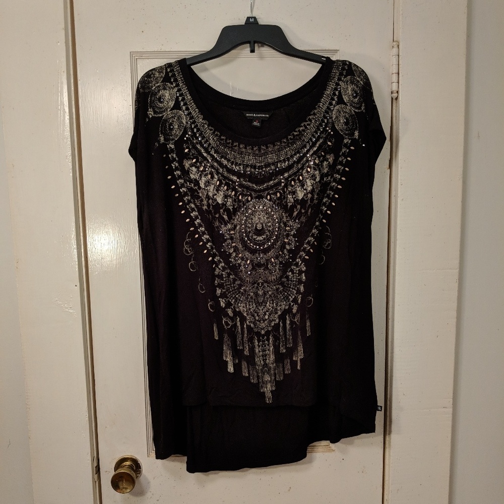Cool graphic tee with beading